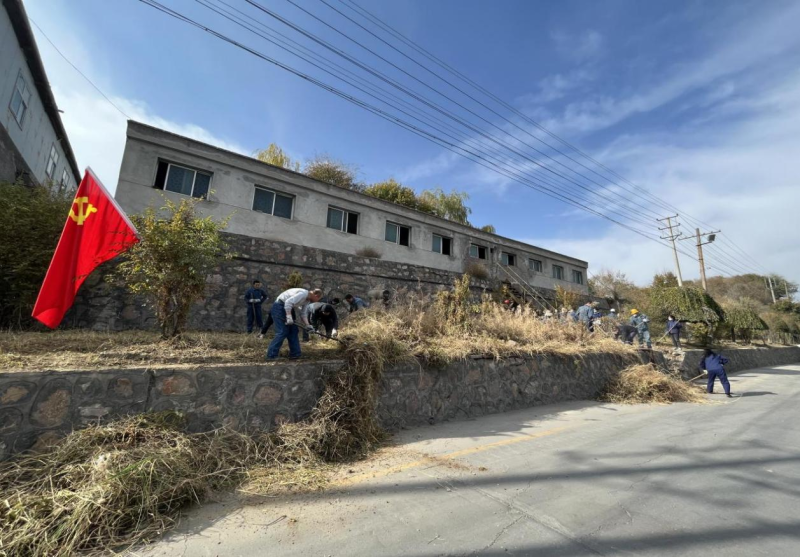 有工投黨員干部、團(tuán)員青年的耕耘那處便是公司最美麗的一角-----物產(chǎn)工投公司開展環(huán)境專項整治主題黨日、團(tuán)日活動